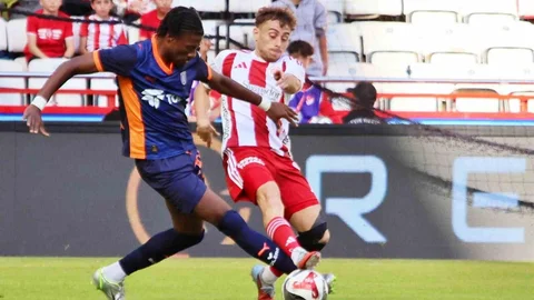Antalya'da Trendyol Süper Lig mücadelesinde RAMS Başakşehir, Antalyaspor'u 2-0 geride bıraktı.