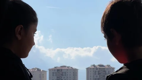 Hakkari'de Yüksekova ilçesinde karlı dağlar ve bulutlar birleşti