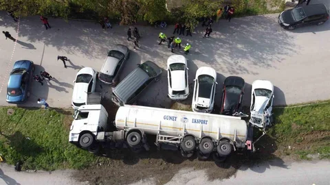 Balıkesir'de devrilen yağ tankeri 7 araca zarar verdi