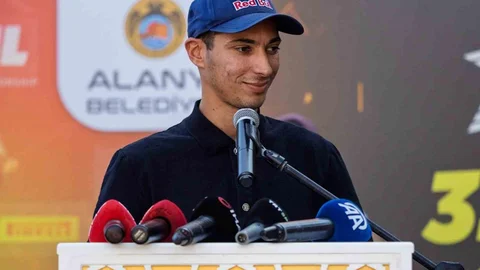Antalya'nın Alanya ilçesinde, Dünya Superbike Şampiyonası’nda üçüncü kez dünya şampiyonu olan Toprak Razgatlıoğlu, büyük bir heyecanla karşılandı.