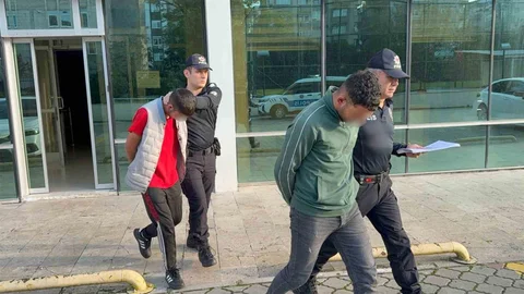 Samsun'da zorla gül satmaya çalışan 2 kişi gözaltına alındı