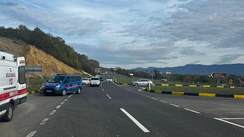 Bolu D-100'de iki araç çarpıştı, 5 kişi yaralandı.