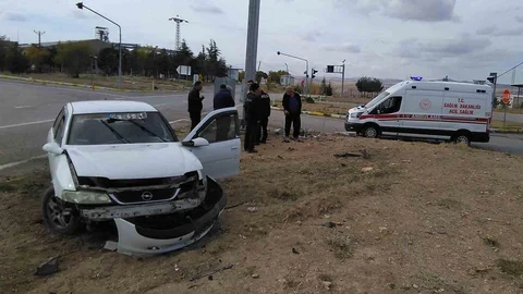 Kırıkkale'de kafa kafaya çarpışma: 4 yaralı