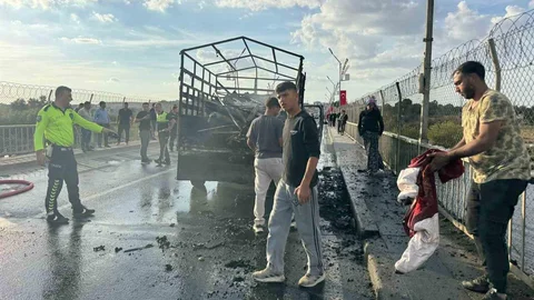 Şanlıurfa'da kamyonet alev aldı, 3 kişi son anda kurtuldu