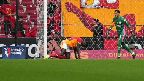 İstanbul'da Davinson Sanchez Cezalı Duruma Düştü