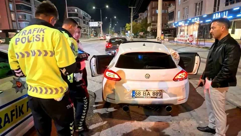 Aksaray'da abart egzozlu araç sürücüsüne 11 bin 434 lira ceza kesildi.