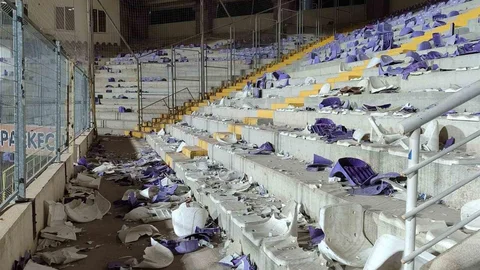 Afyonkarahisar'da maç sonrası koltuklar sahaya atıldı