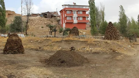 Erzincanlı köylüler kışa hazır: Yakacaklar tezekten