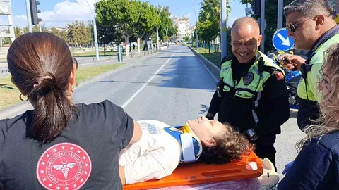 Kaza Geçiren Genç Kıza Trafik Polisinden Destek - Antalya