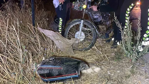 Motosiklet şarampole devrildi, iki kişi yaralandı.