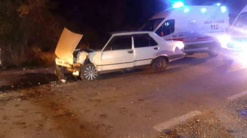 Afyonkarahisar’da iki otomobil kafa kafaya çarpıştı