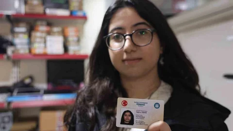 Elazığ'da 4 Yaşında Doktor Olacağını Söyleyen Genç, Tıp Fakültesini Kazandı