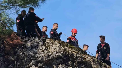 Kahramanmaraş'ta sarp kayalıklarda mahsur kalan bir keçi kurtarıldı