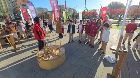 'Geleneksel Oyun Tırı' Kütahya'da çocuklarla buluştu