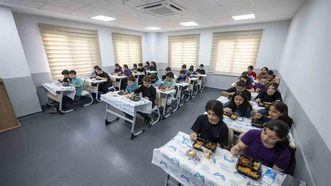 Mersin'de öğrenciler için öğle yemeği hizmeti veriliyor