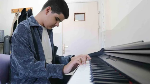 Görme engelli müzisyen Kadir Alp Şınaydar, müzikle hayata tutunuyor