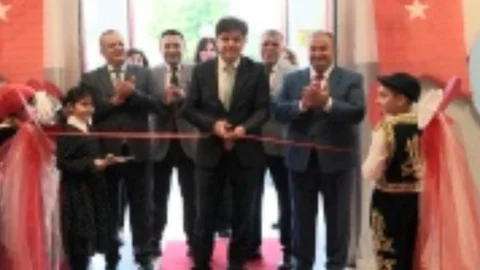 Mersin MillÎ Eğitim Müdürü Özdemirci, Yenişehir İlkokulundaki "Cumhuriyet Yolunda" Sergisinin Açılışını Gerçekleştirdi