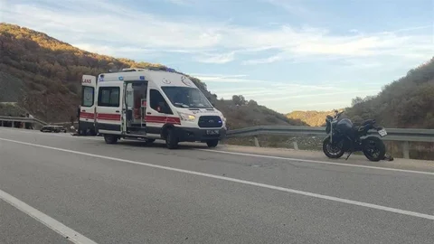 Bilecik'te motosiklet devrildi, sürücüsü yaralandı.