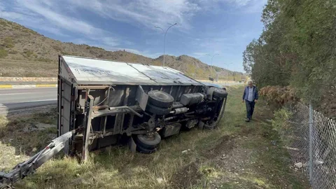 Direksiyon kontrolü kaybedilince kamyon şarampole devrildi