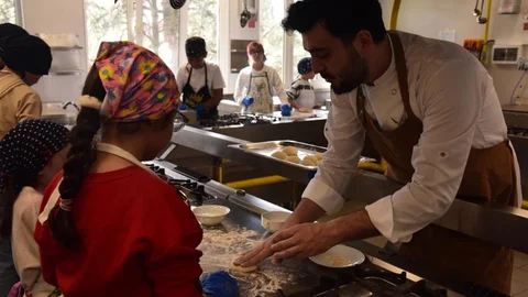 Çocuklar Dünya Mutfaklarında Öğreniyor