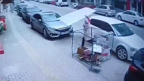 Bursa'da Rüzgarla Uçan Çatı Olayı