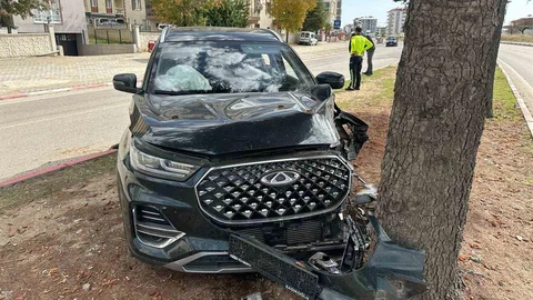 Uşak'ta Araç Ağaca Çarptı