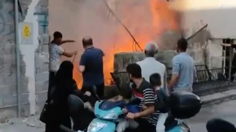 Mersin'de Müstakil Ev Yangınını Su Kovası ve Hortumla Söndürülmeye Çalışıldı