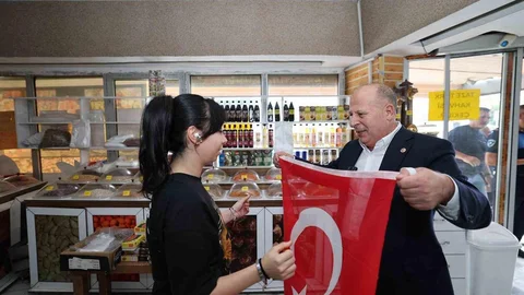 Adana'da Bayrak Sevgisi Vurgusu