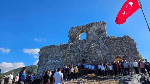 Mersin Softa Kalesi'nde Cumhuriyet Yürüyüşü ve Bayrak Değişimi Töreni düzenlendi