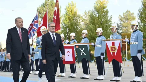 Cumhurbaşkanı Erdoğan, İngiltere Başbakanı Starmer’i resmi törenle karşıladı - ANKARA
