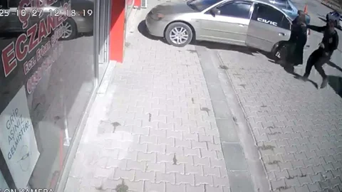 Malatya Doğanşehir'de el freni çekilmeyen araç eczaneye daldı