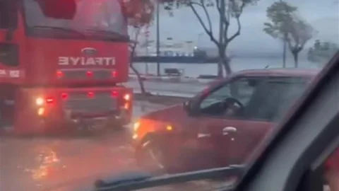 Lapseki'de Sağanak Yağış Sorun Yarattı