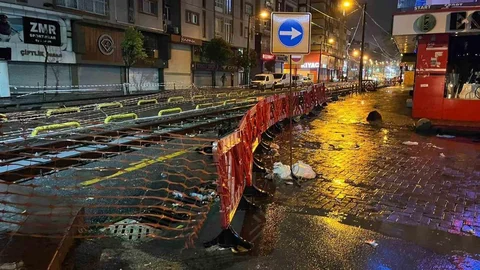Zeytinburnu'nda Tramvay Yoluna Araç Girdi
