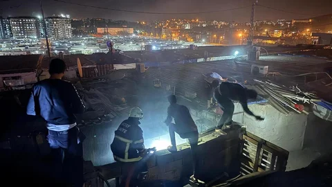 Kırıkhan'da Konteyner Yangını Çıktı