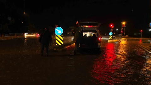 Burhaniye'de Sağanak Yağış Etkili Oldu