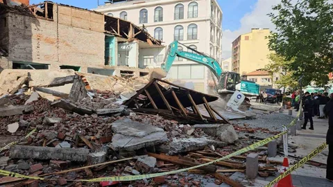 Sındırgı'da Enkaz Kaldırma Çalışmaları