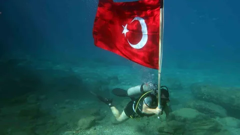 Fethiye'de Su Altında Cumhuriyet Coşkusu