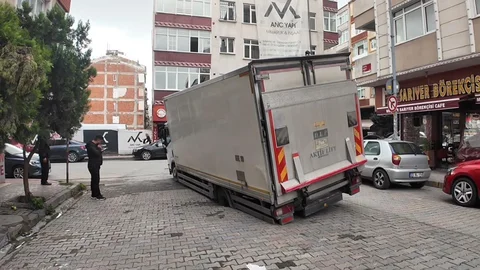 Güngören'de Yol Çökmesi Olayı