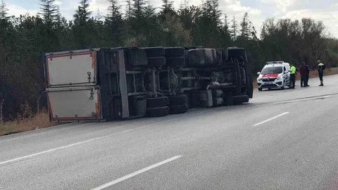 Konya'da Yağ Yüklü Kamyon Devrildi