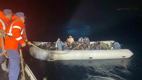 İzmir Açıklarında Düzensiz Göçmen Yakalandı