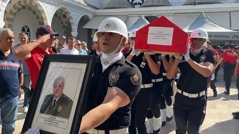 Mersin’de Gözyaşları İçinde Veda: Emekli Müdür, Makamında Şehit Edilen Oğlunun Yanında Huzura Erdi