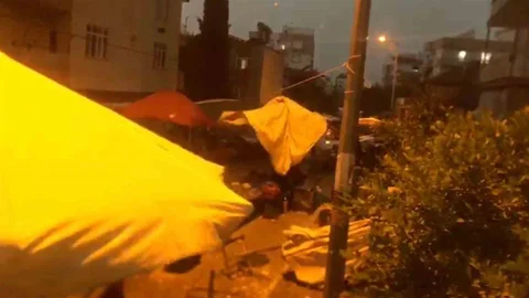 Antalya'da Fırtına Pazar Yerini Vurdu