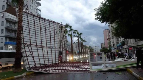 Antalya'da Fırtına Çatı Uçurdu