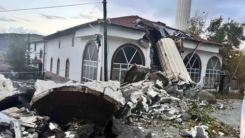 Ankara'da Fırtına Minareyi Yıktı