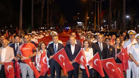 Başkan Seçer, Mersinlilerle ‘bayrak Yürüyüşü’nde Buluştu