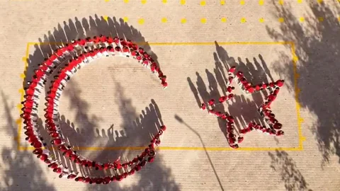 Elazığ'da Öğrencilerden Ay-Yıldız Koreografisi