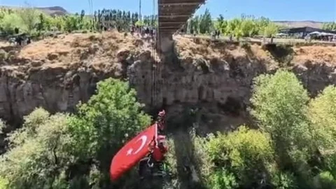 Van'da Bayraklı Kutlama Yapıldı