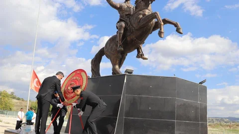 Selendi'de Çelenk Sunma Töreni