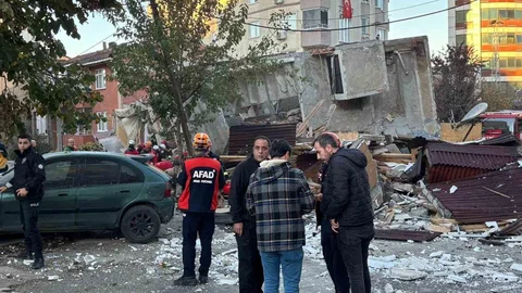 Kocaeli'de Çöken Binada 7 Kişi Bulunuyor
