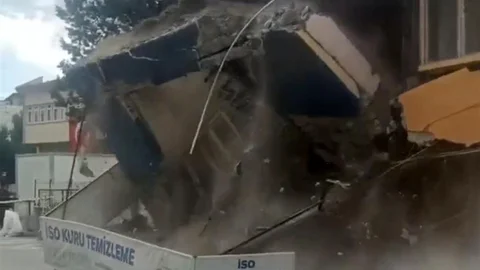 Sındırgı'da Kendiliğinden Yıkılan Bina